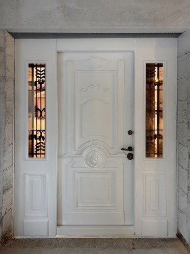 Парадная дверь после монтажа