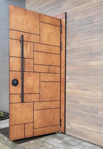 Уличная дверь с черной ручкой