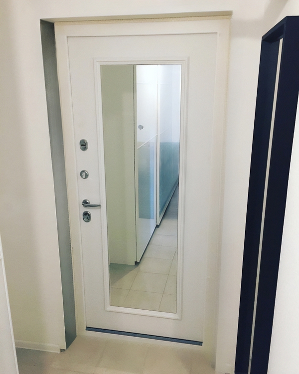 Белая дверь с зеркалом