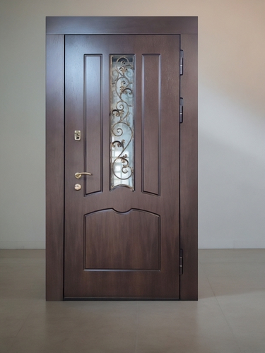 С узким окном и ковкой