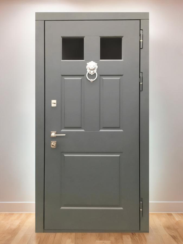 Серая дверь с кнокером