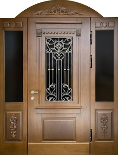 Парадная входная дверь с терморазрывом, остеклением и ковкой (массив с резьбой) Парадная входная дверь с терморазрывом, остеклением и ковкой (массив с резьбой)