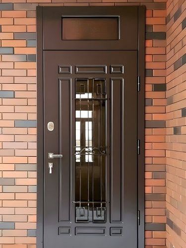 Коричневая дверь с фрамугой