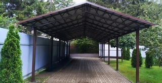 Двускатный навес из профнастила для стоянки автомобиля