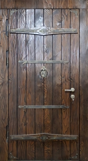 Стальная дверь «термо» с отделкой из массива и коваными элементами